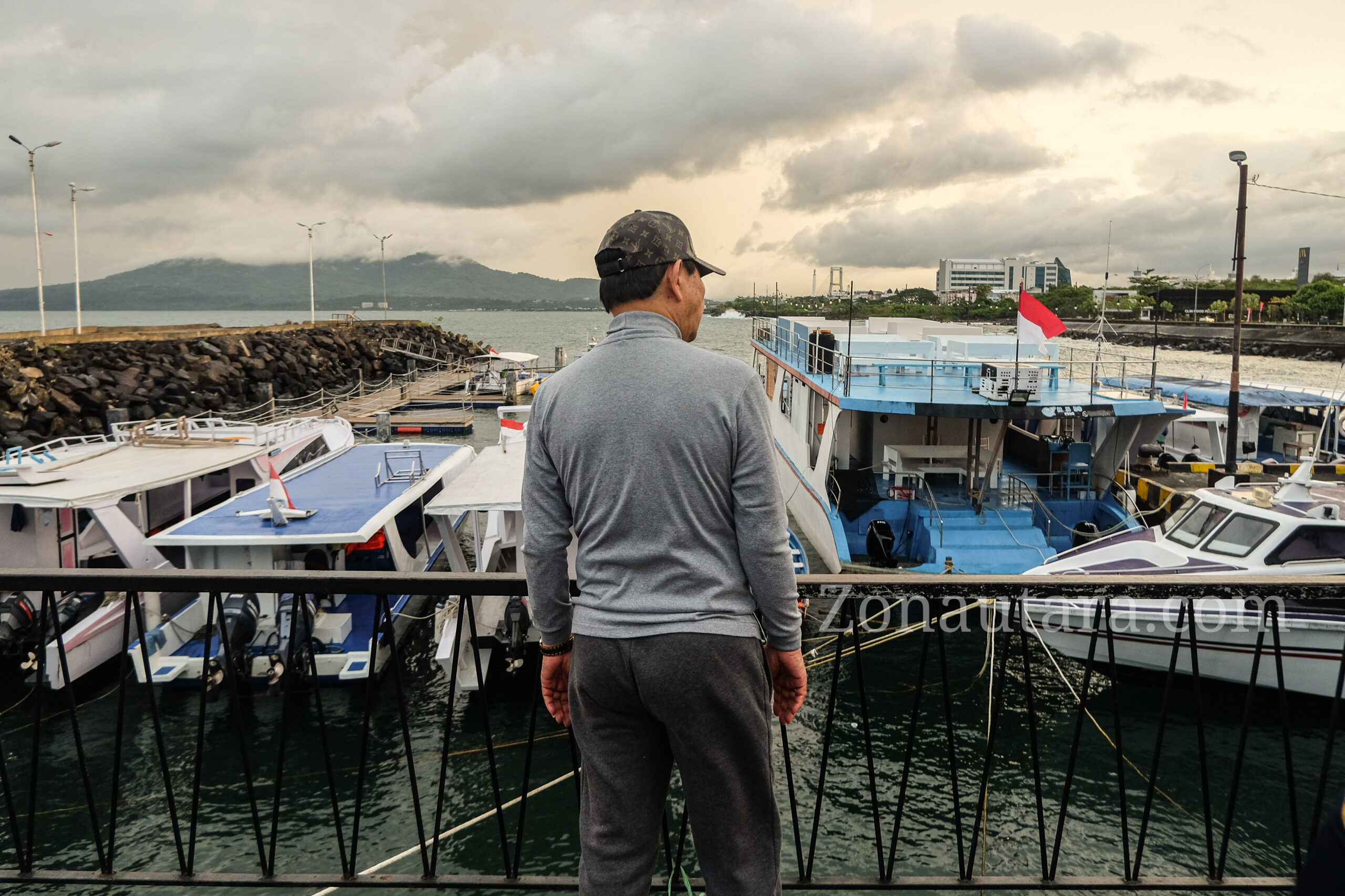 FOTO: Momen Wagub Victor Mailangkay jalan kaki dari rumah dinas ke Kawasan Megamas Manado