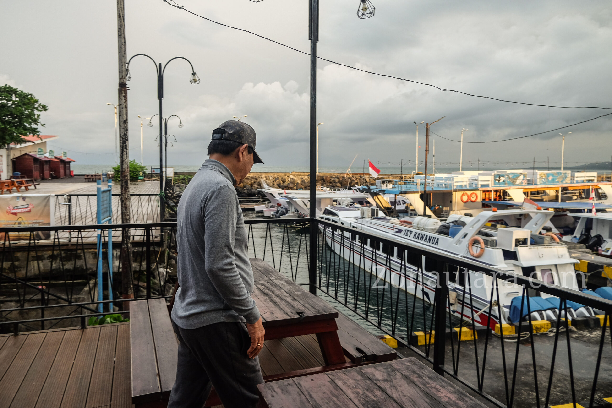FOTO: Momen Wagub Victor Mailangkay jalan kaki dari rumah dinas ke Kawasan Megamas Manado