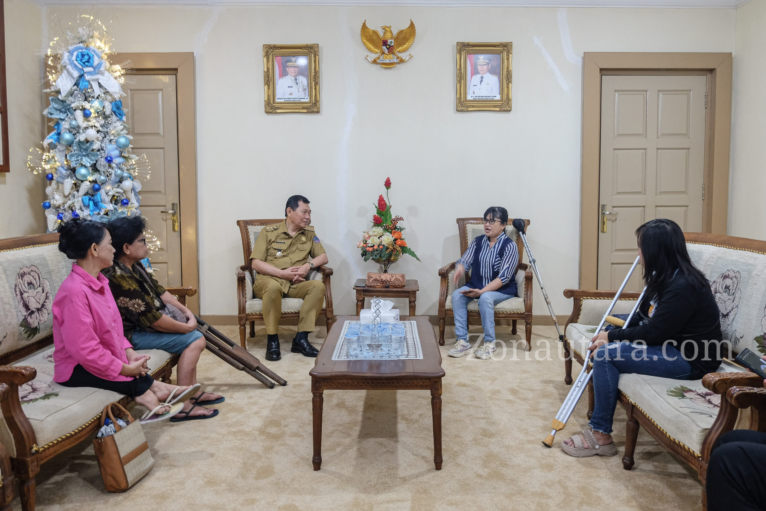 FOTO: Victor Mailangkay serahkan bantuan kursi roda ke penyandang disabilitas 9 FOTO: Victor Mailangkay serahkan bantuan kursi roda ke penyandang disabilitas