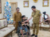 FOTO: Victor Mailangkay serahkan bantuan kursi roda ke penyandang disabilitas