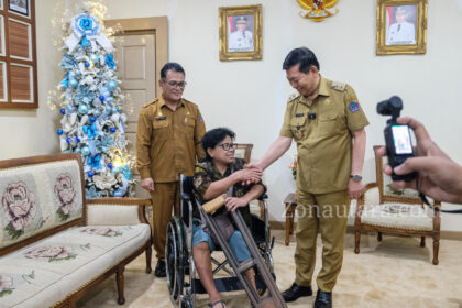 FOTO: Victor Mailangkay serahkan bantuan kursi roda ke penyandang disabilitas