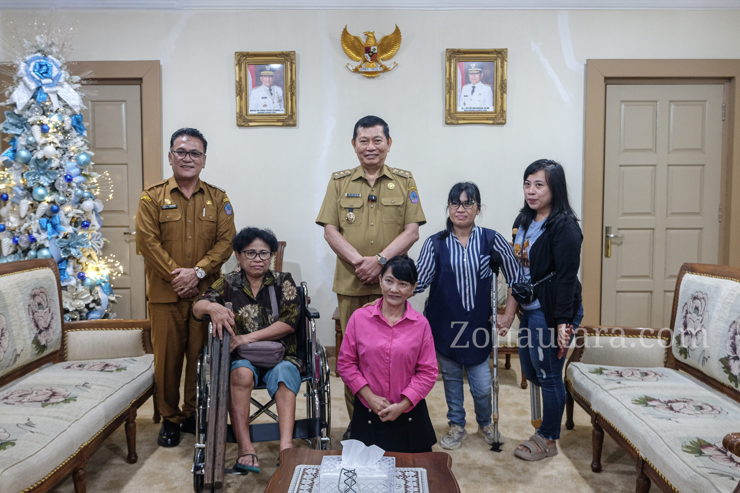 FOTO: Victor Mailangkay serahkan bantuan kursi roda ke penyandang disabilitas 10 FOTO: Victor Mailangkay serahkan bantuan kursi roda ke penyandang disabilitas