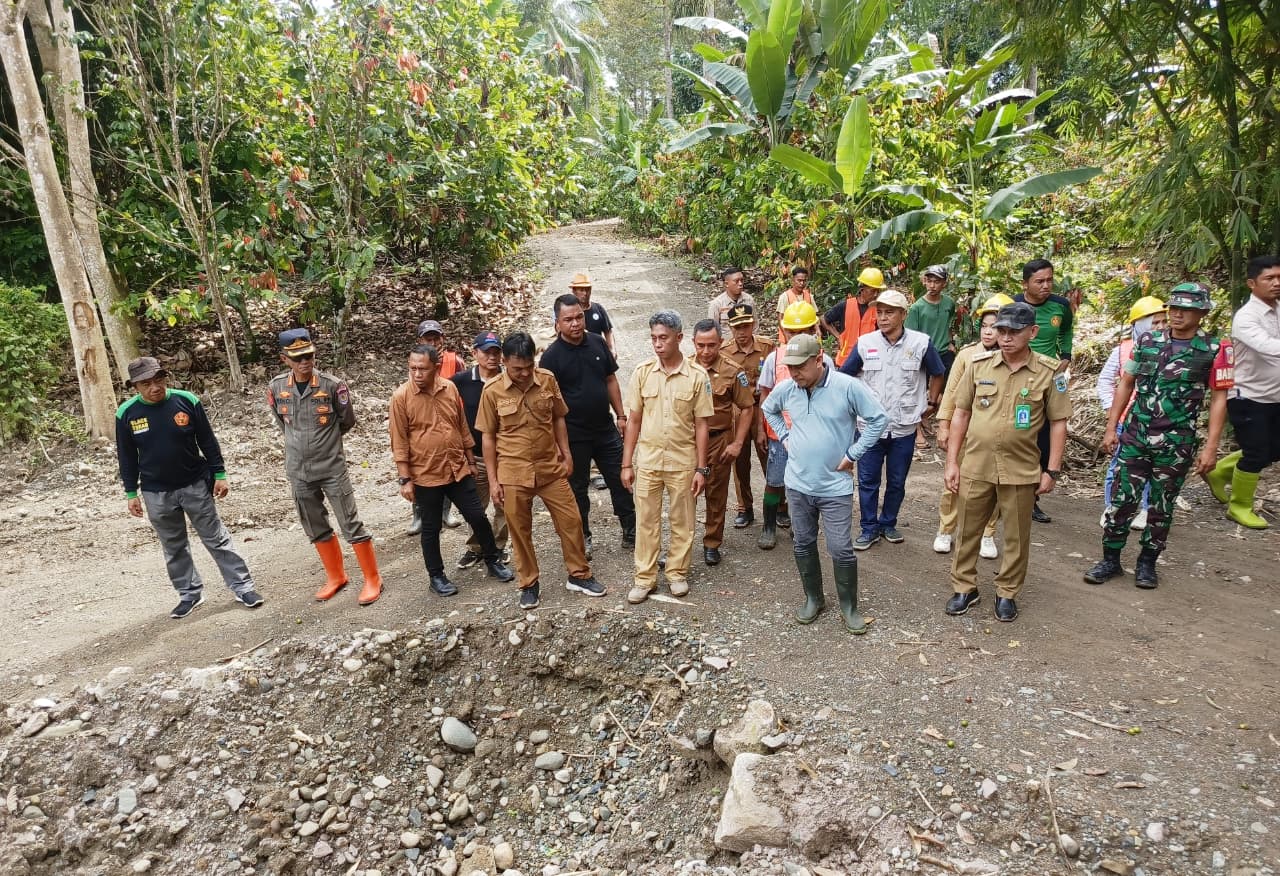 Bupati Yusra tinjau pembangunan jalan produksi di Kopandakan II, tegaskan manfaat ganda untuk masyarakat