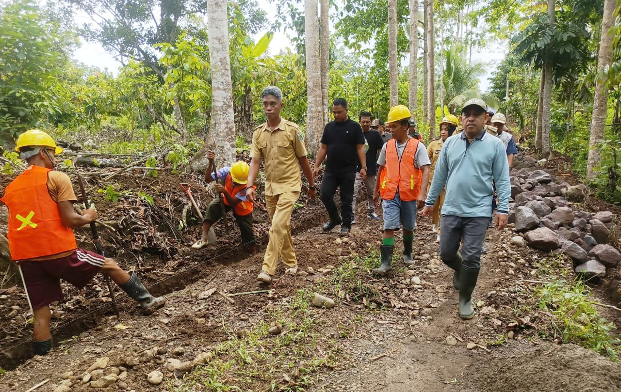 Bupati Yusra tinjau pembangunan jalan produksi di Kopandakan II, tegaskan manfaat ganda untuk masyarakat