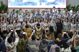 Momen tak terduga di Natal Pemprov Sulut, Yulius Selvanus jadi dirigen paduan suara