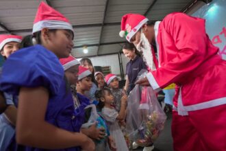 Indosat berbagi kasih bagi anak-anak komunitas rentan, hadirkan hangat dan sukacita Natal