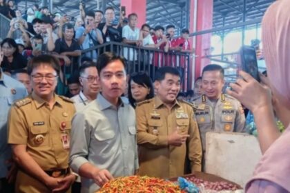 Di Pasar Bersehati Manado, Wapres Gibran pastikan harga bahan pokok stabil jelang Nataru
