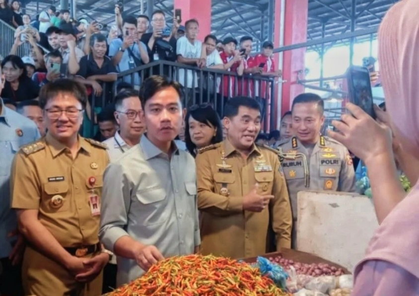 Di Pasar Bersehati Manado, Wapres Gibran pastikan harga bahan pokok stabil jelang Nataru