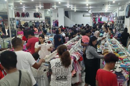 FOTO: Pasar 45 Manado diserbu pengunjung jelang Natal 2025