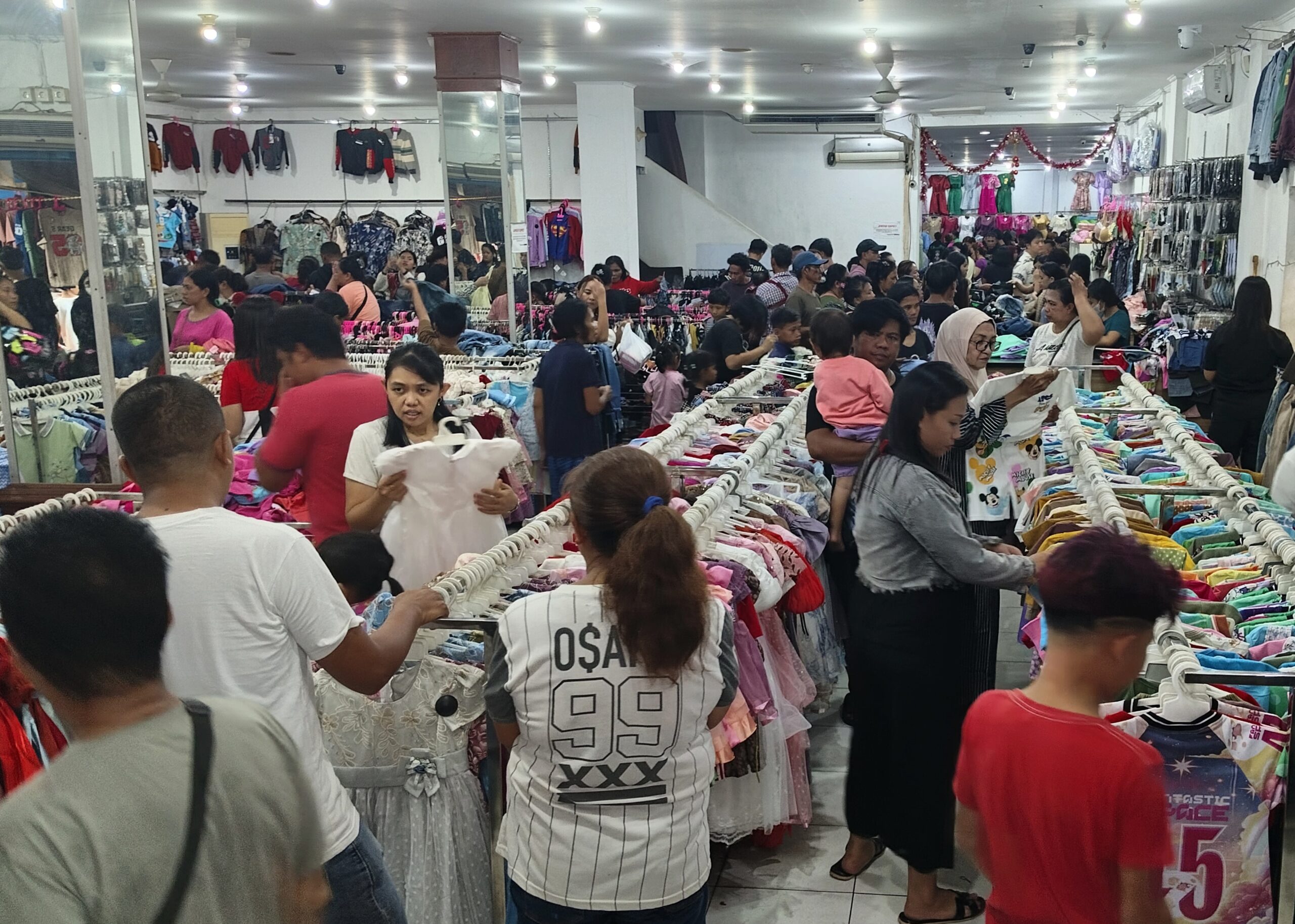 FOTO: Pasar 45 Manado diserbu pengunjung jelang Natal 2025