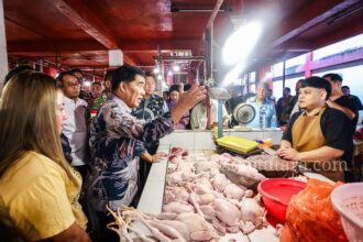 FOTO: Gubernur Yulius Selvanus berdialog dengan pedagang Pasar Bersehati Manado