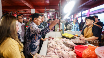 FOTO: Gubernur Yulius Selvanus berdialog dengan pedagang Pasar Bersehati Manado