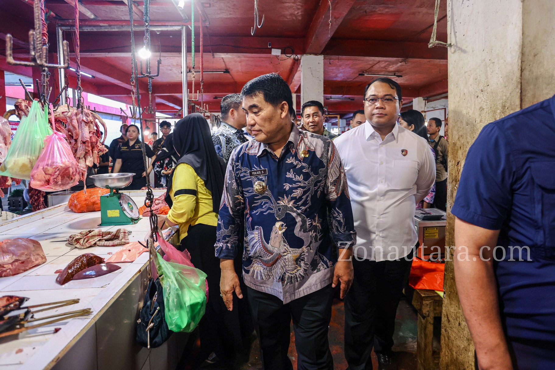 FOTO: Gubernur Yulius Selvanus berdialog dengan pedagang Pasar Bersehati Manado 13 FOTO: Gubernur Yulius Selvanus berdialog dengan pedagang Pasar Bersehati Manado