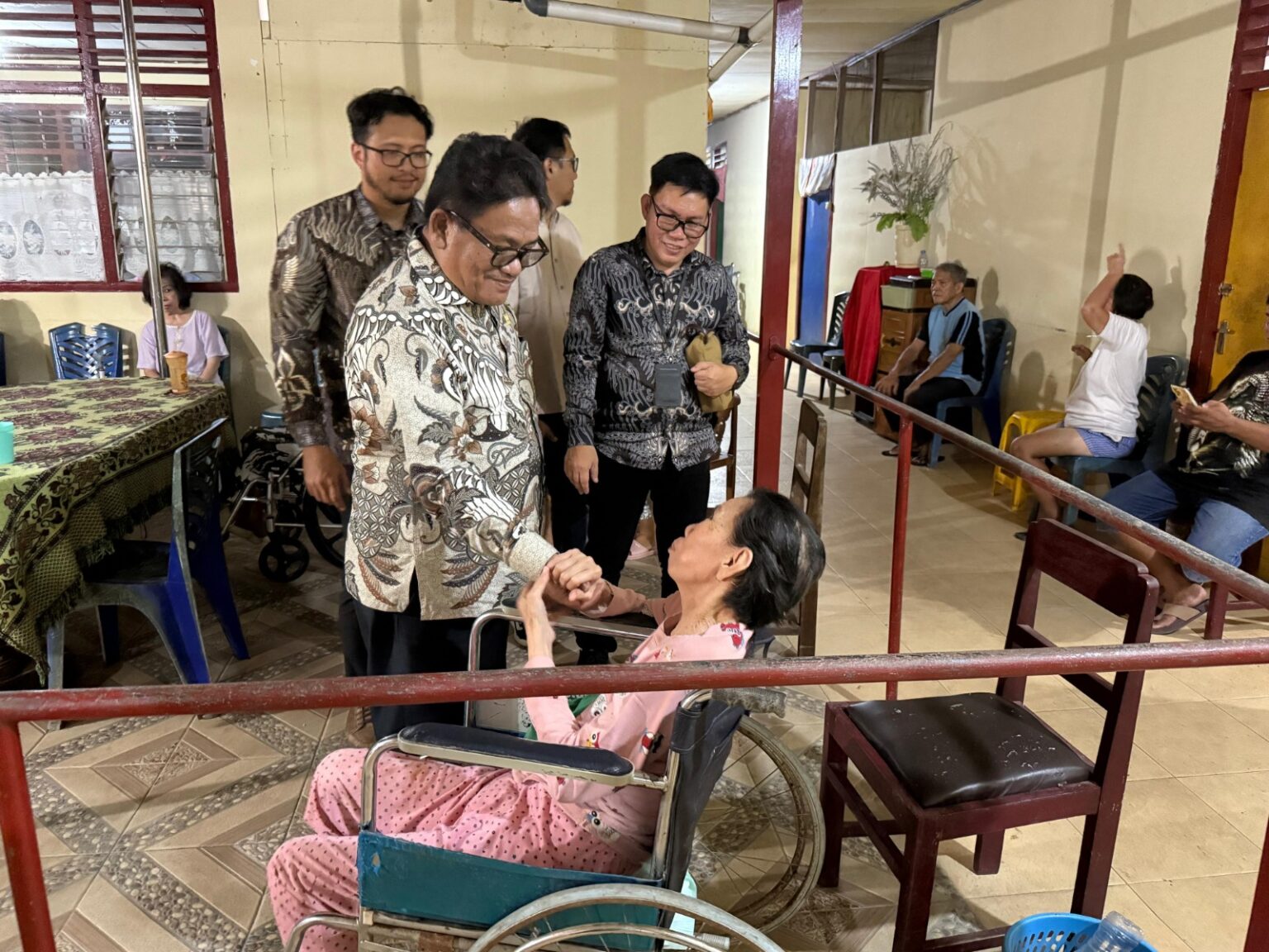 Menyalakan harapan Natal, Perokris PLN Suluttenggo hadirkan kasih bagi anak dan lansia