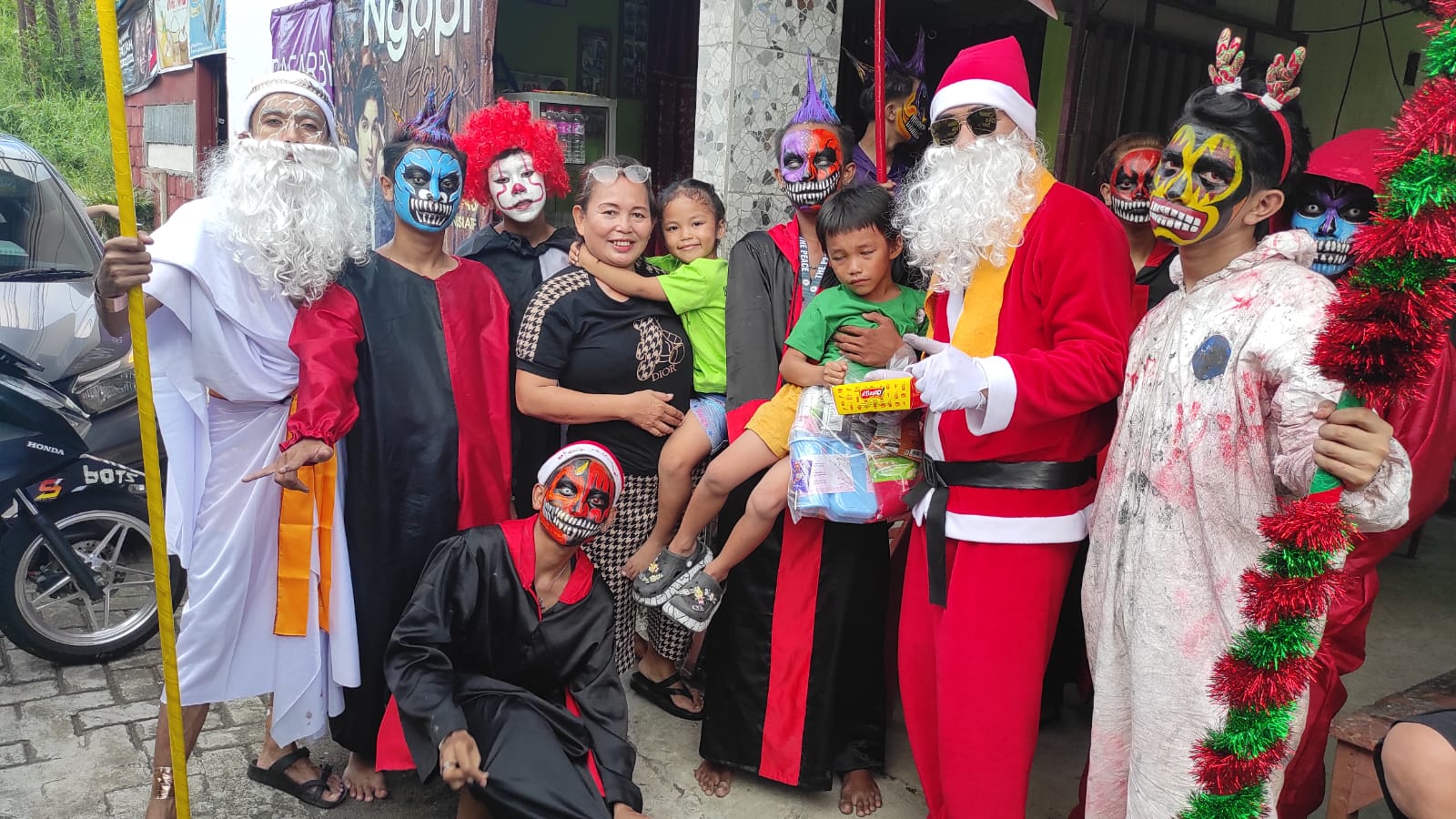 Arak-arakan Santa Claus The Peace semarakkan Natal di Manado, bawa pesan damai dan kebahagiaan