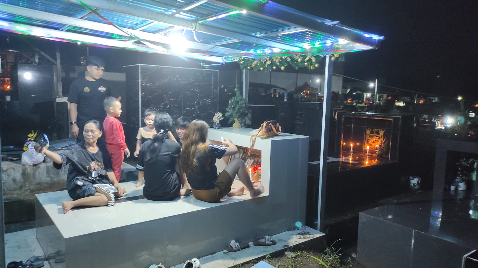 Tradisi pasang lampu malam Natal warnai TPU Pemkot 1 Manado