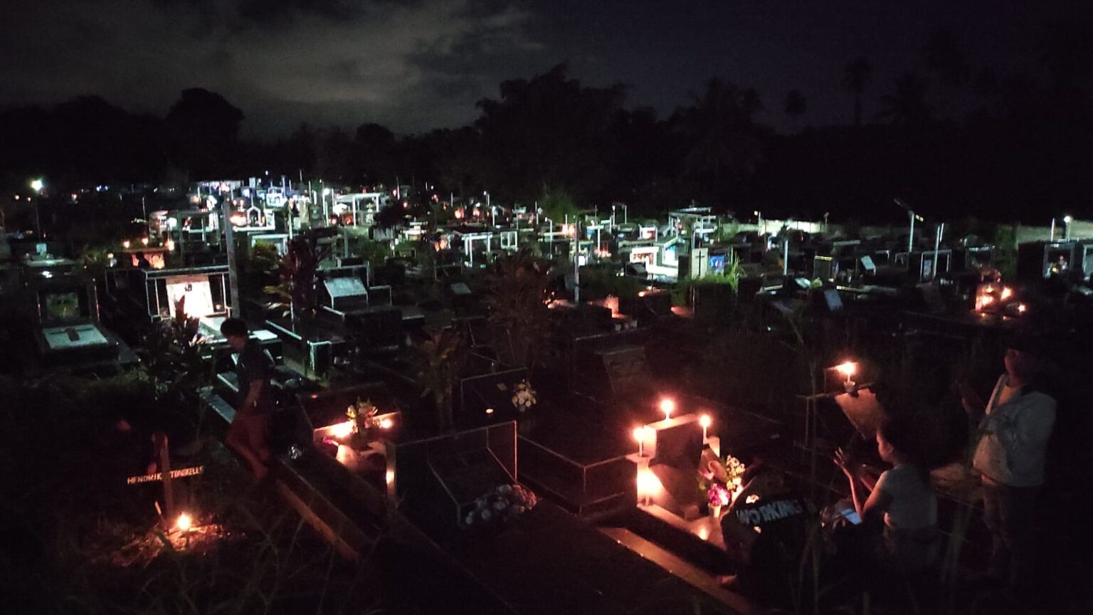 Tradisi pasang lampu malam Natal warnai TPU Pemkot 1 Manado