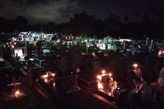 Tradisi pasang lampu malam Natal warnai TPU Pemkot 1 Manado
