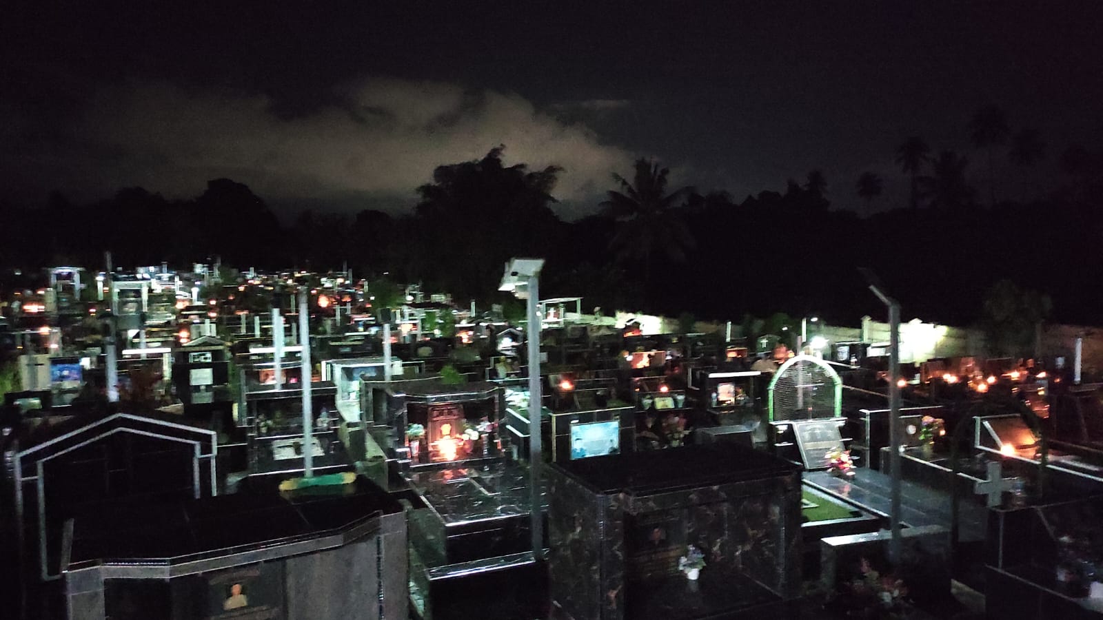 Tradisi pasang lampu malam Natal warnai TPU Pemkot 1 Manado