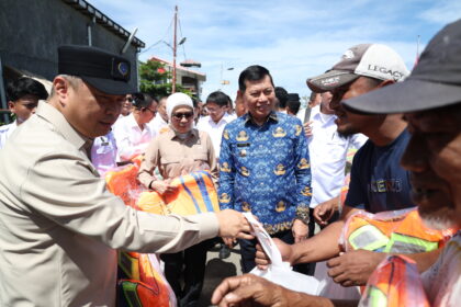 Menhub RI bersama Wagub Sulut bagikan alat keselamatan pelayaran ke nelayan