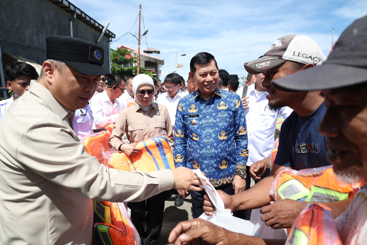 Menhub RI bersama Wagub Sulut bagikan alat keselamatan pelayaran ke nelayan