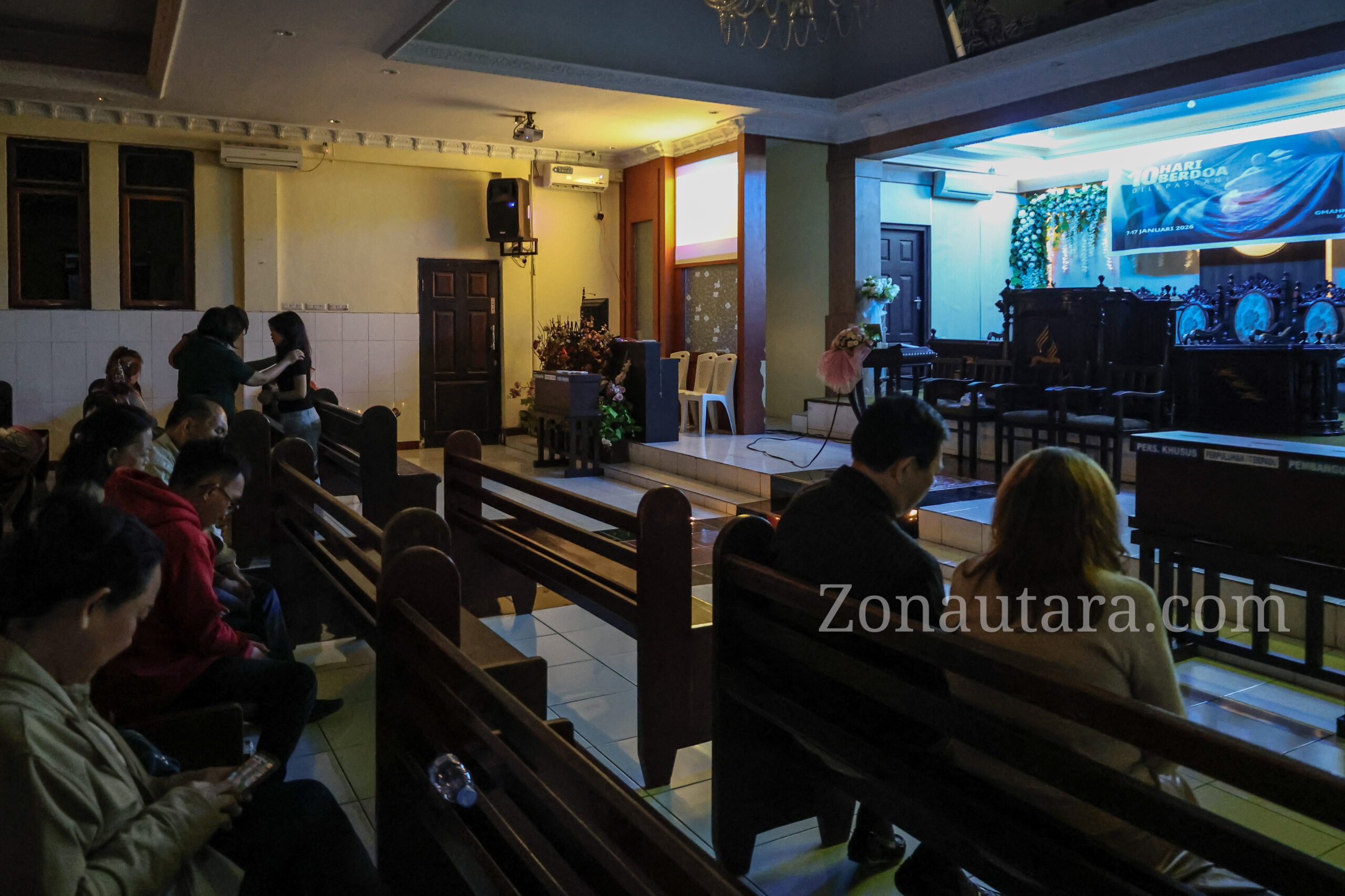 FOTO: Sederhana dan khusyuknya Wagub Sulut hadir sebagai jemaat 10 Hari Berdoa GMAHK Ranotana 10 FOTO: Sederhana dan khusyuknya Wagub Sulut hadir sebagai jemaat 10 Hari Berdoa GMAHK Ranotana