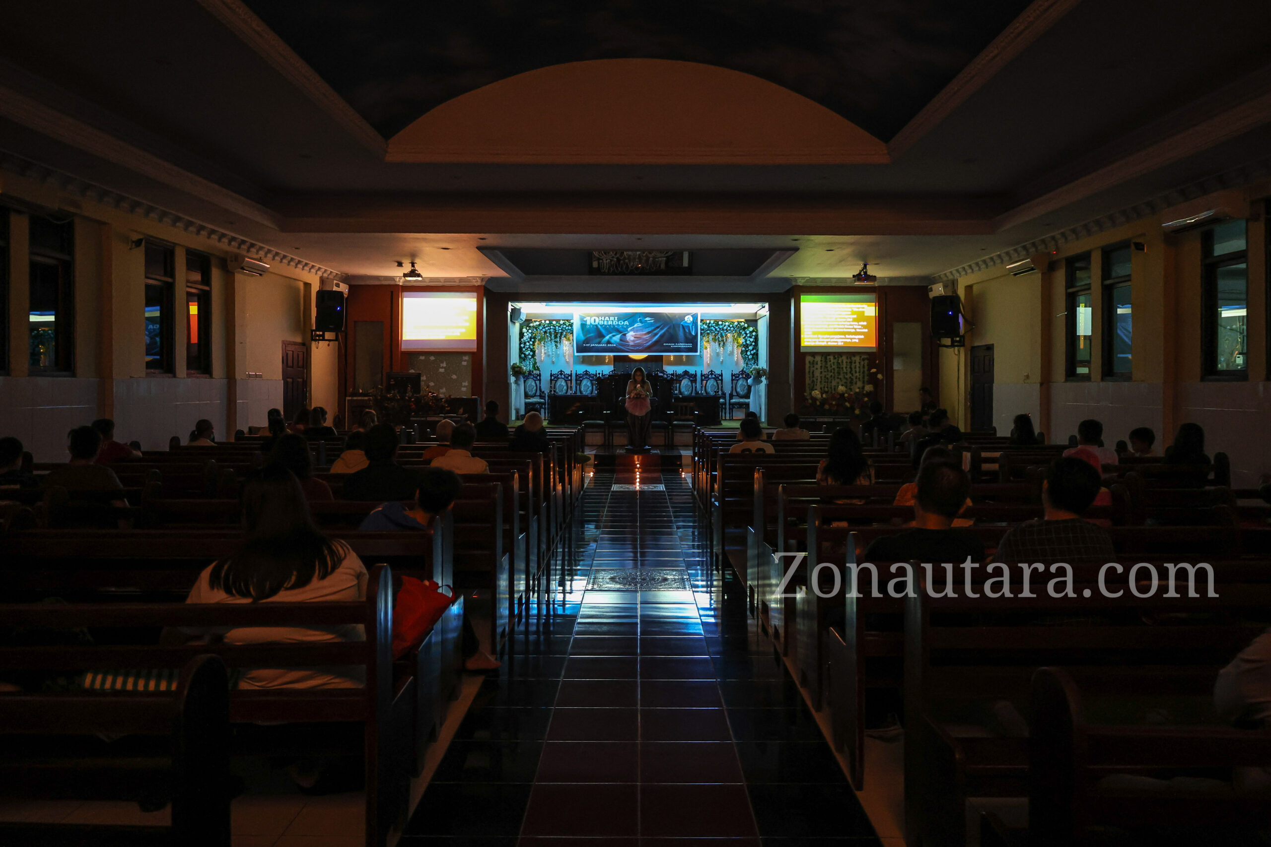 FOTO: Sederhana dan khusyuknya Wagub Sulut hadir sebagai jemaat 10 Hari Berdoa GMAHK Ranotana 11 FOTO: Sederhana dan khusyuknya Wagub Sulut hadir sebagai jemaat 10 Hari Berdoa GMAHK Ranotana