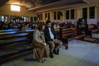 FOTO: Sederhana dan khusyuknya Wagub Sulut hadir sebagai jemaat 10 Hari Berdoa GMAHK Ranotana