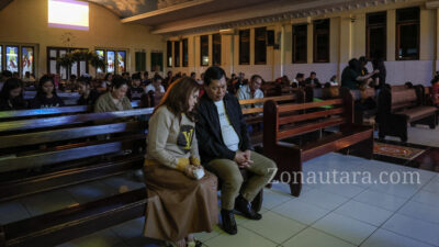 FOTO: Sederhana dan khusyuknya Wagub Sulut hadir sebagai jemaat 10 Hari Berdoa GMAHK Ranotana