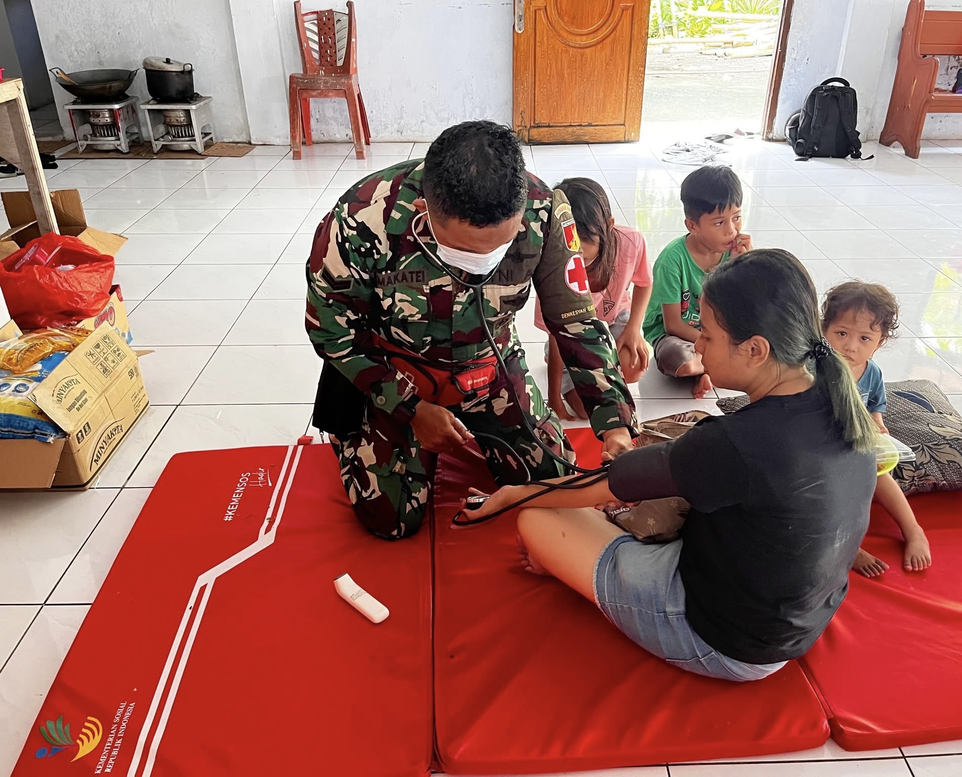 Tim Kesehatan Gabungan siaga di lokasi pengungsian banjir bandang Pulau Siau