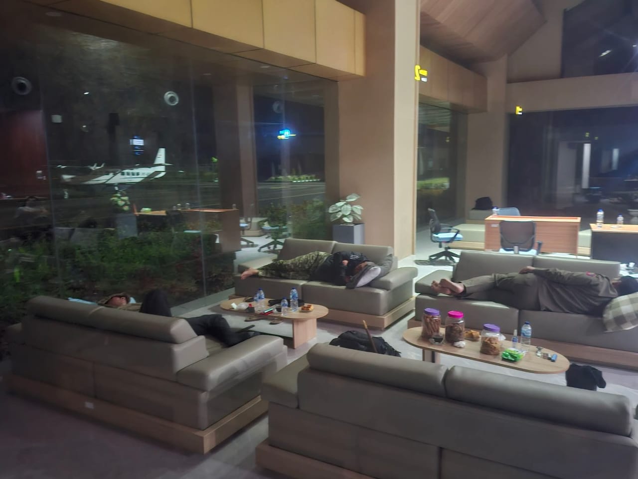 Pilihan sederhana Gubernur Sulut, habiskan malam di kursi tunggu Bandara Siau