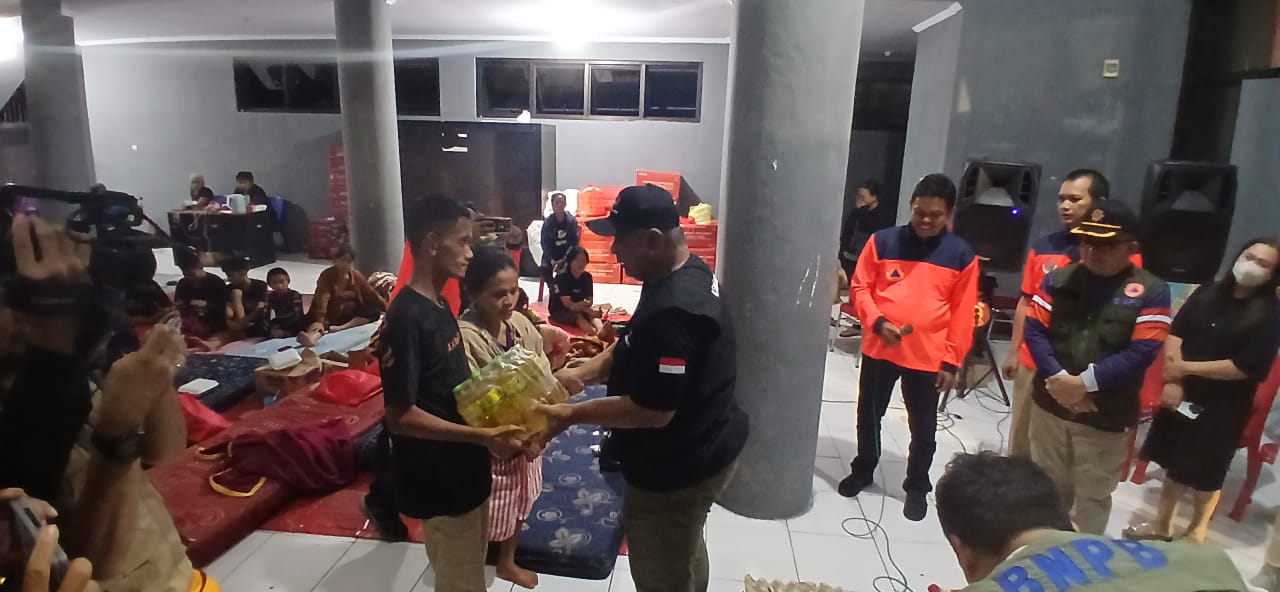Deputi Kemenko PMK kunjungi pengungsi banjir bandang Sitaro, pastikan bantuan dan pembangunan kembali