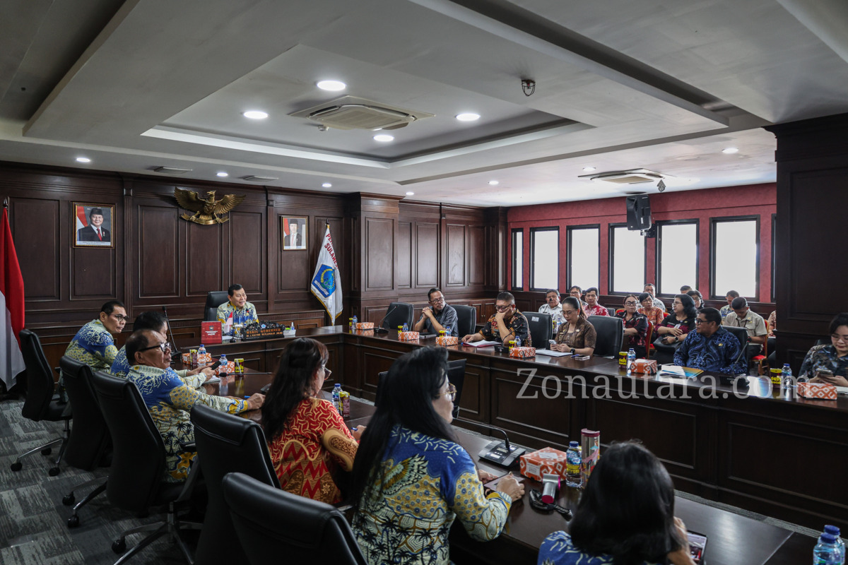 FOTO: Victor Mailangkay pimpin rakor percepatan MBG se-Sulut