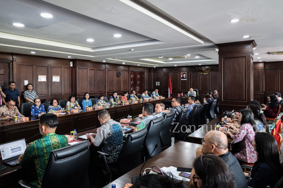 FOTO: Victor Mailangkay pimpin rakor percepatan MBG se-Sulut