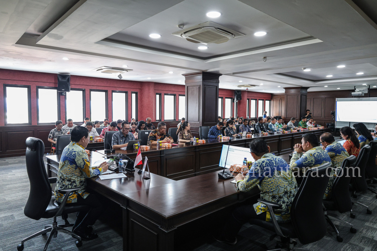 FOTO: Victor Mailangkay pimpin rakor percepatan MBG se-Sulut
