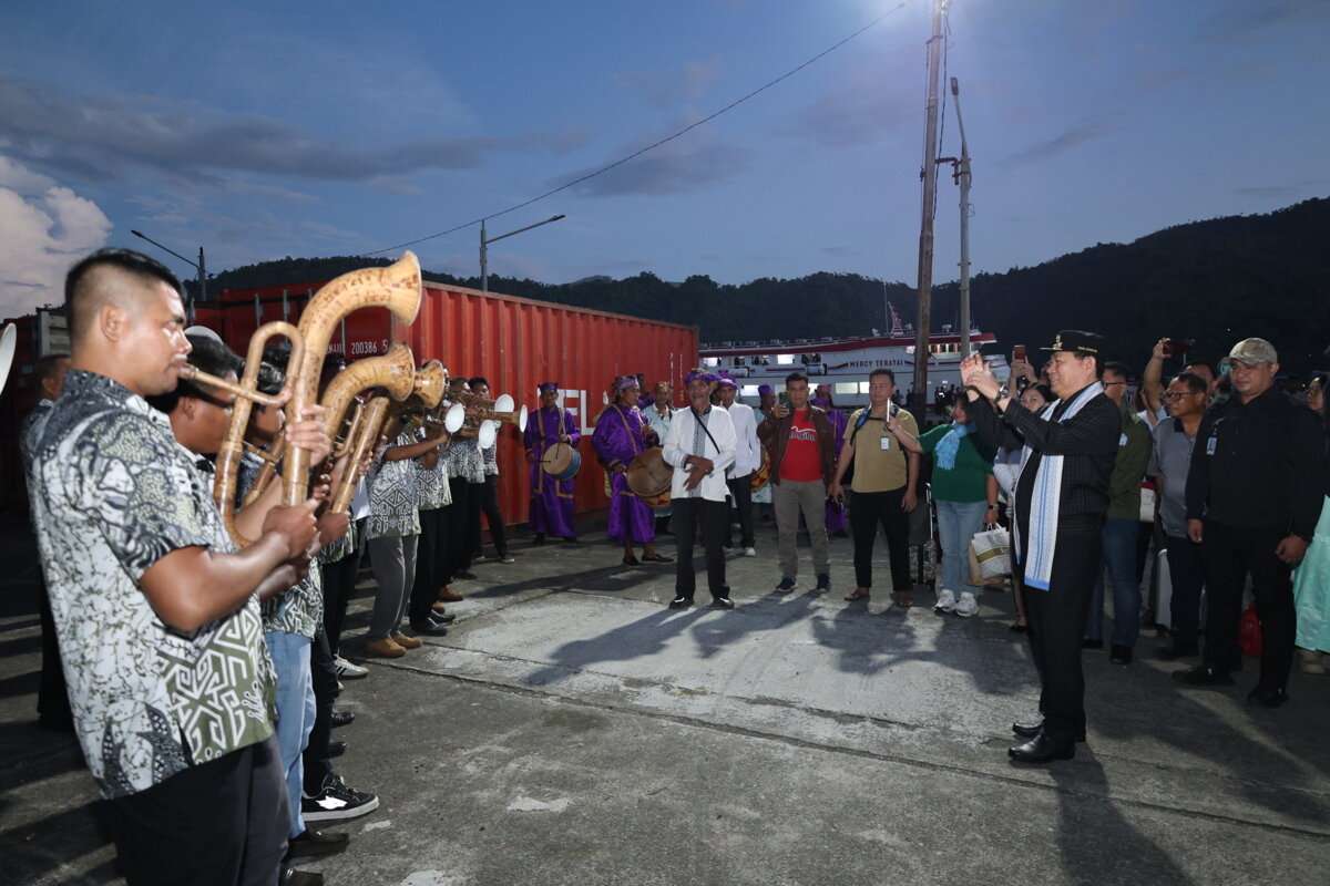 Wagub Sulut disambut prosesi adat dan musik bambu saat tiba di Pelabuhan Sangihe