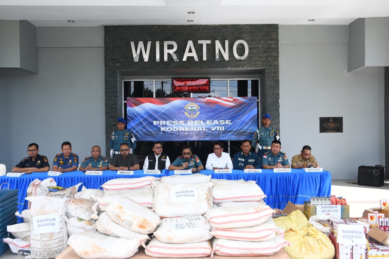 TNI AL ungkap penyelundupan sianida dan barang ilegal senilai Rp1 miliar di Pelabuhan Amurang