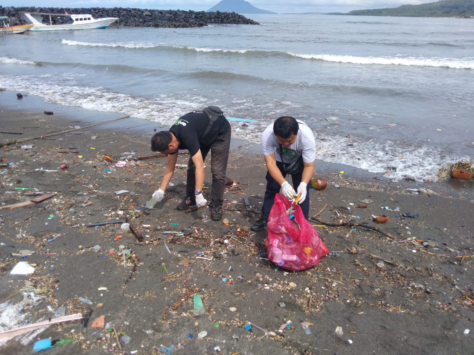 MUI, Sea Soldier, DLH, dan SIEJ Sulut bersihkan Pantai Karangria dari sampah