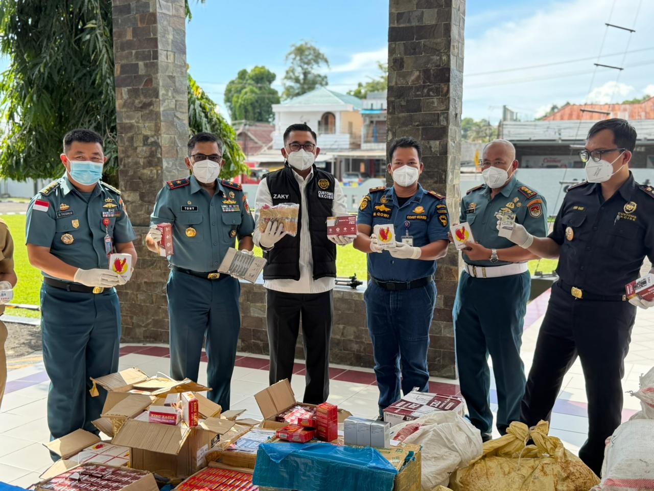 Bea Cukai Sulbagtara bersama aparat gagalkan penyelundupan barang impor ilegal Rp1,07 miliar di Pelabuhan Amurang