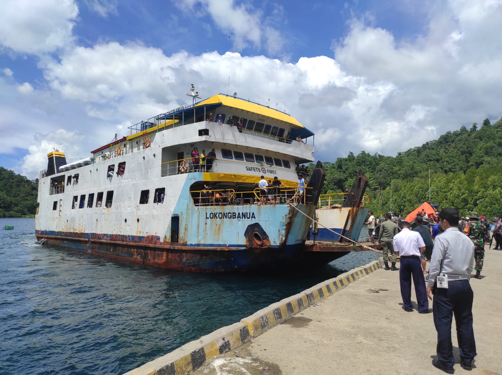 Penyintas erupsi Gunung Ruang tiba, disambut hangat warga Bolsel di Dermaga Torosik