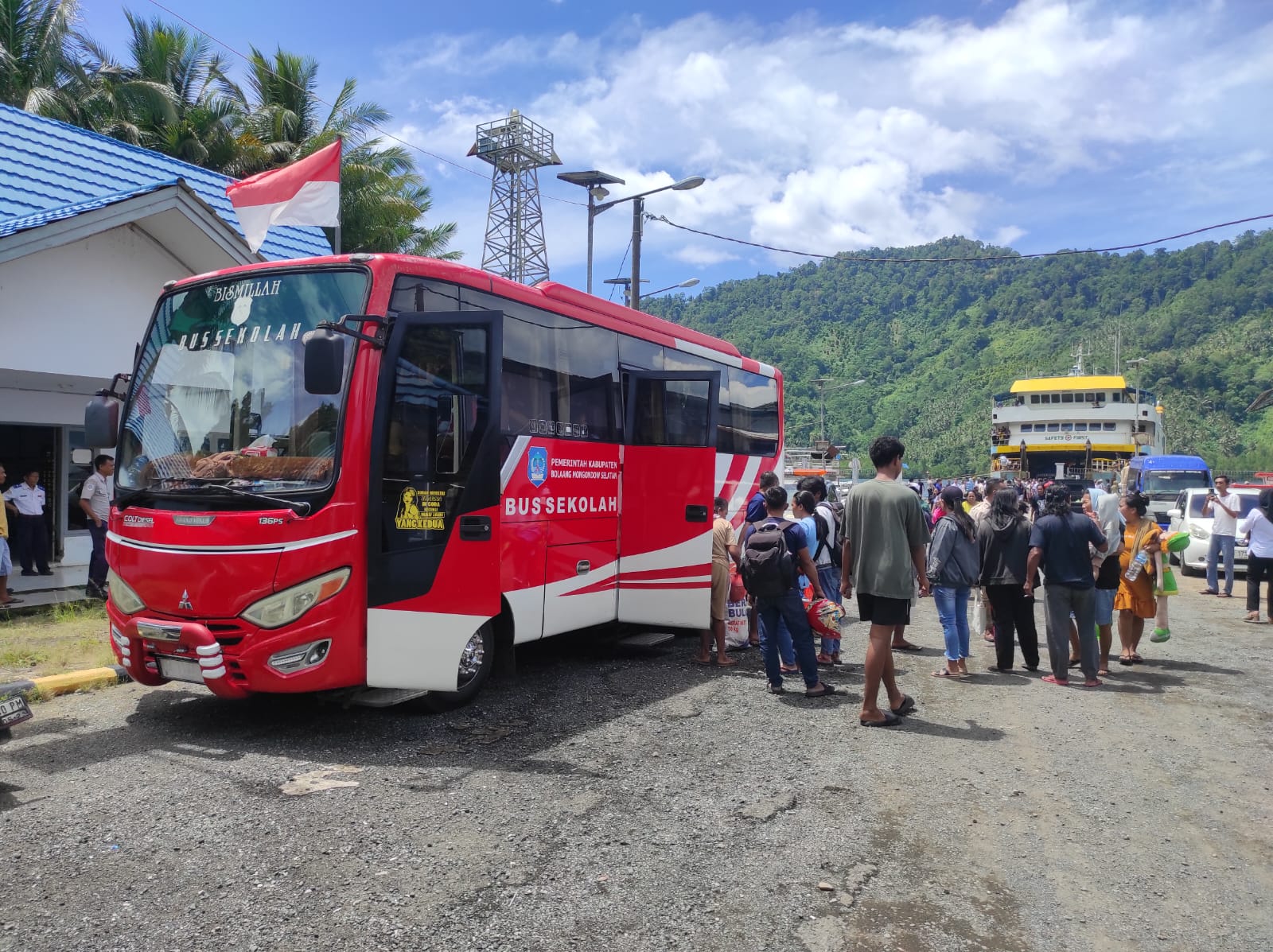 Penyintas erupsi Gunung Ruang tiba, disambut hangat warga Bolsel di Dermaga Torosik