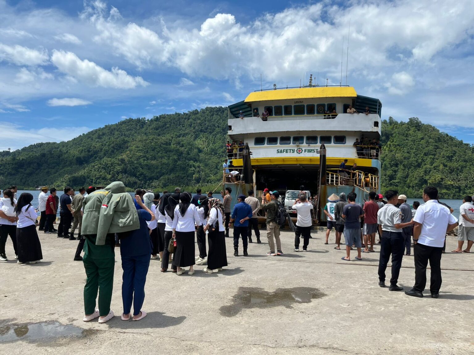 Penyintas erupsi Gunung Ruang tiba, disambut hangat warga Bolsel di Dermaga Torosik