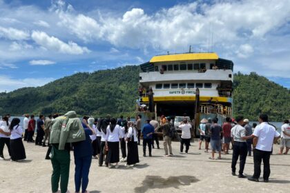 Penyintas erupsi Gunung Ruang tiba, disambut hangat warga Bolsel di Dermaga Torosik