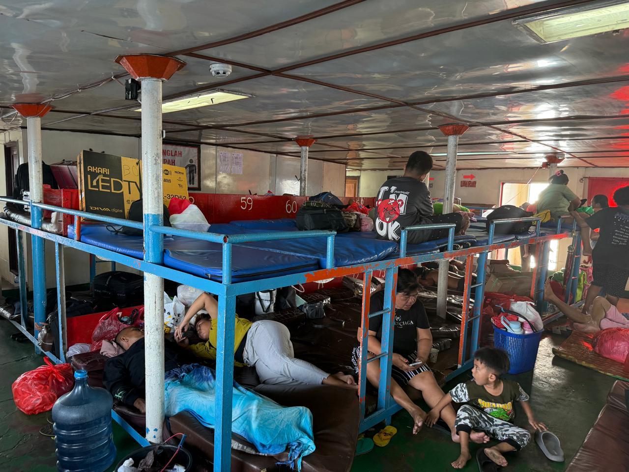 Ratusan warga Pulau Ruang berangkat ke relokasi Modisi Bolsel