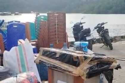 Jelang sore, barang bawaan penyintas Gunung Ruang masih menumpuk di Dermaga Torosik
