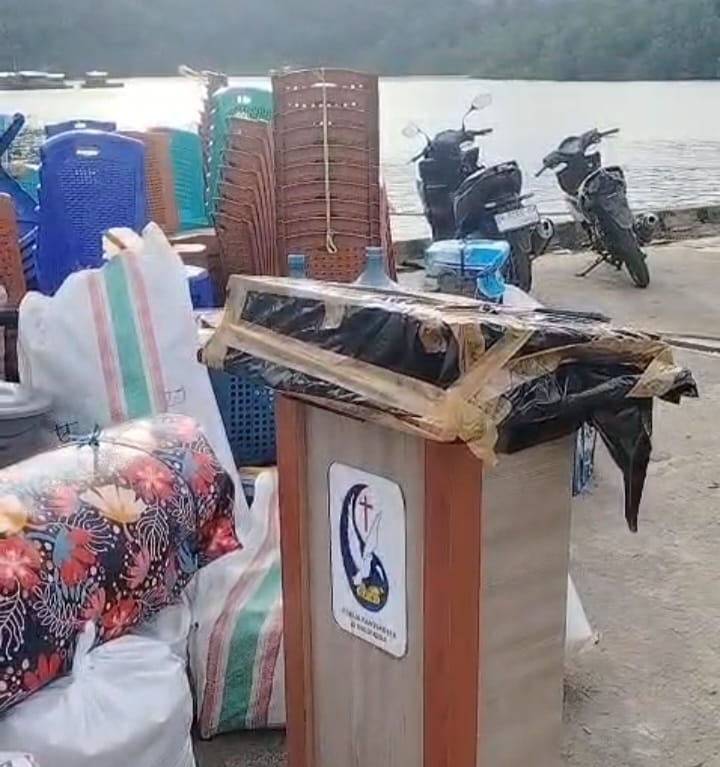 Jelang sore, barang bawaan penyintas Gunung Ruang masih menumpuk di Dermaga Torosik