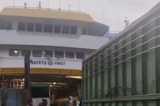 Truk pengangkut barang penyintas Gunung Ruang mulai kembali ke kapal di Dermaga Torosik