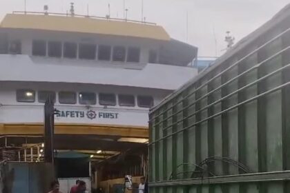 Truk pengangkut barang penyintas Gunung Ruang mulai kembali ke kapal di Dermaga Torosik