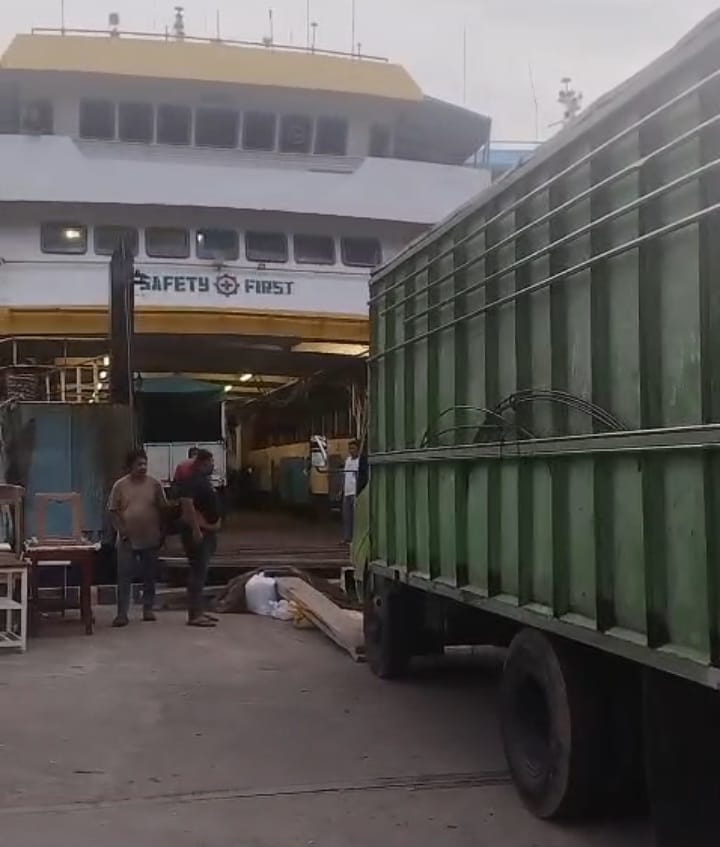 Truk pengangkut barang penyintas Gunung Ruang mulai kembali ke kapal di Dermaga Torosik