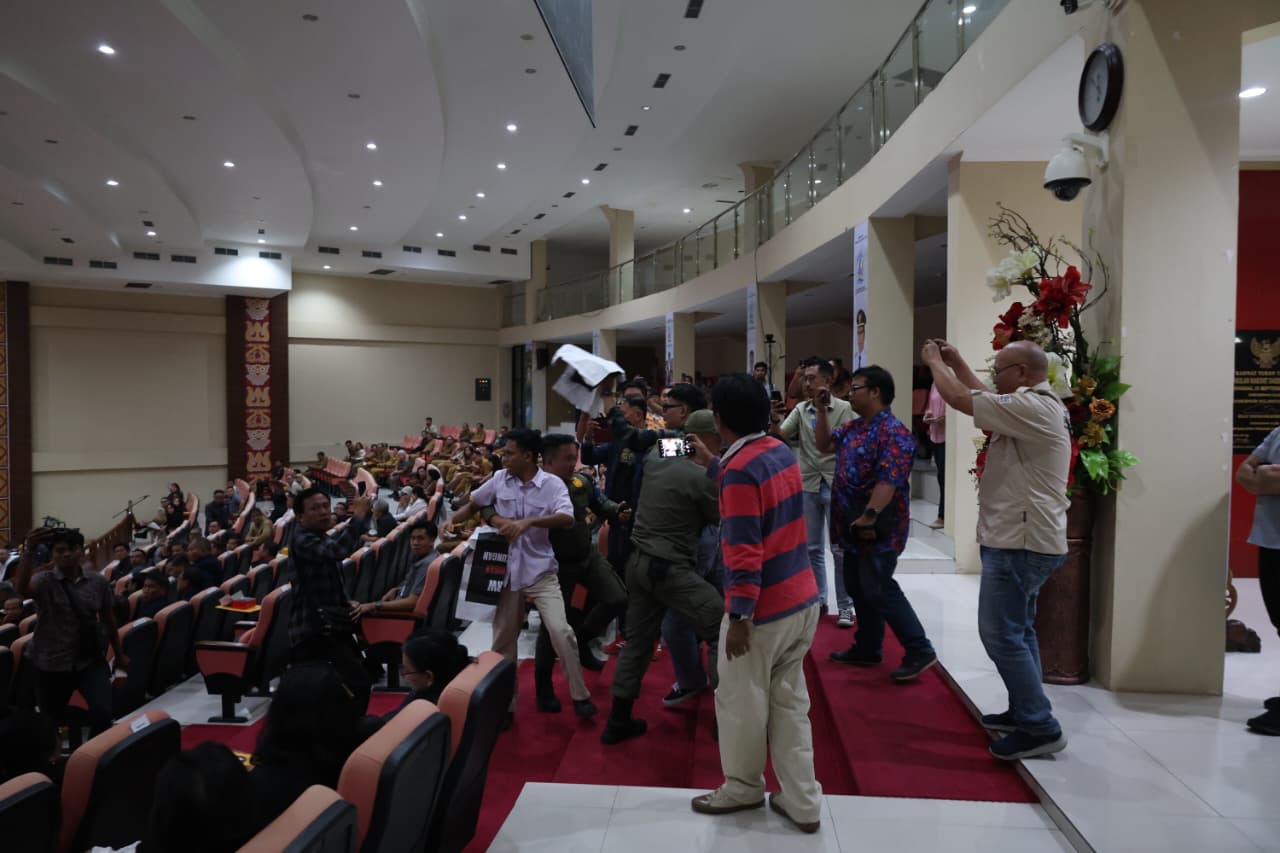 FOTO: Aksi tolak pengesahan Ranperda RTRW Sulut 10 rtrw sulut